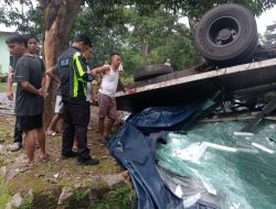 Diduga Rem Blong, Truk Hino Muatan Kaca Tabrak Mini Bus, Satu Meninggal Dunia