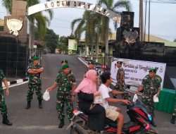 Hari Pertama Ramadhan Anggota Kodim 0421/ Lampung Selatan Membagikan Takjil Gratis