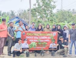 Dukung Ketahanan Pangan, Pemdes Tarahan Bagikan Bibit Alpukat Dan Pala