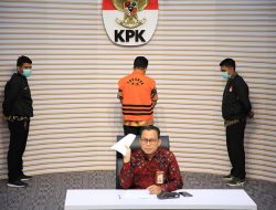 KPK Geledah Rumah dan Kantor Tersangka Korupsi Pengadaan Barang di DPR