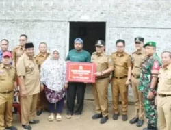 Bupati Nanang Ermanto Serahkan 3 Bantuan Bedah Rumah di Desa Karang Anyar Jati Agung