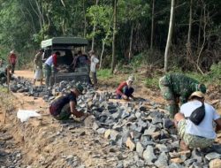 Satgas TMMD Kodim 0421/LS Hampir Rampungkan Jalan Onderlagh Sepanjang 500 Meter di Desa Budi Lestari