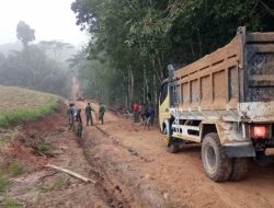 Warga Antusias Bantu Satgas TMMD ke-120 Kodim 0421/LS Ratakan Pasir Jalan Onderlagh