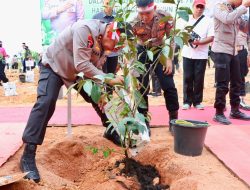 Kapolda Kepri Laksanakan Kegiatan Penanaman Pohon Dalam Rangka Hari Bhayangkara Ke-78