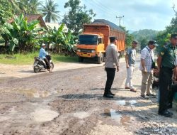 Aksi Demo Warga Dusun Sebalang Diduga Dipicu Tidak Jelasnya Kompensasi Tracking Batu Bara dan Kerusakan Jalan 