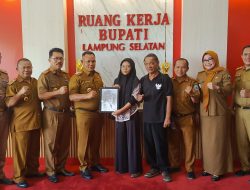 Nanang Ermanto Dihadiahi Sketsa Lukisan oleh Radio Dbfm. 93.0 Kalianda