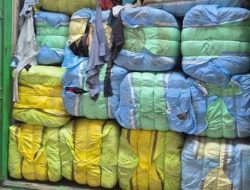 Polri Amankan Ribuan Ball Pakaian Bekas Impor Ilegal