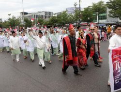 Pawai Pembangunan Batam 2024 Meriah, 8.000 Peserta Tampilkan Ragam Budaya dan Mobil Hias