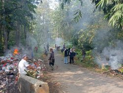 Peduli Lingkungan, Karang Taruna Desa Sukajaya Laksanakan Gotong royong Bersihkan Sampah di Sepanjang Jalan Desa