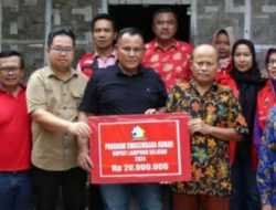 Nanang Ermanto Serahkan Bantuan 7 Unit Bedah Rumah di Kalianda
