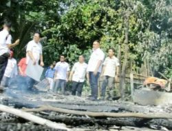 Jalan Kaki Lewati Kebun Becek, Nanang Salurkan Bantuan Kepada Korban Kebakaran