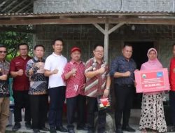 Komitmen,Bupati Nanang Serahkan Bantuan Bedah Rumah,Dua Warga Sukatani Dan Warga Desa Agom Ucapkan Terima kasih