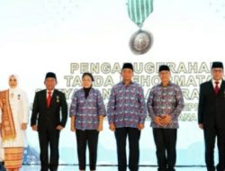 Selamat, Nanang Ermanto dan Winarni Terima Tanda Kehormatan Satyalancana Wira Karya, Satu-satunya Wakil Pulau Sumatera
