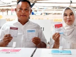 Ber-KTP Tanjung Bintang, Bupati Nanang dan Istri Nyoblos di TPS Desa Way Galih
