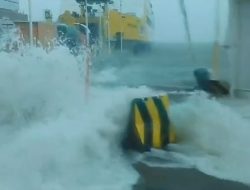 Dampak Cuaca Ekstrim, Tiket di Pelabuhan Bakauheni Dibatasi
