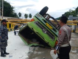 Truk Bermuatan Tepung Batu Terguling di Pelabuhan Bakauheni