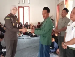 Afni Carolina Kepala Kejaksaan Negeri Lampung Selatan, Sambangi Pondok Pesantren Al Ikhsan Desa Pardasuka Kecamatan Katibung 