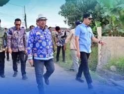 Tinjau Jalan Rusak di Sabah Balau, Bupati Egi Komitmen Perbaiki Infrastruktur