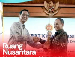 Gubernur DIY Serahkan Trofi Juara I Evaluasi Kalurahan se-DIY kepada Lurah Banyuraden