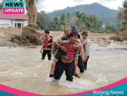 Banjir Susulan Putuskan Jembatan Darurat di Agam, Polisi Gendong Warga Seberangi Sungai