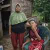 Nenek Ati dan Cucu Disabilitas Bertahan Hidup di Rumah Kumuh di Dusun 1 Kaliasin