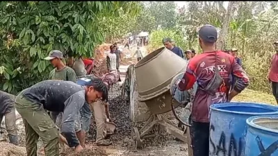Viral Jalan Rusak Siring Babaran, Komentar Warganet Disorot: “Sudah Bosan Nagih Janji”