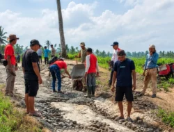 Jalan Rusak di Bandar Dalam, Sidomulyo, Diperbaiki Warga Secara Swadaya